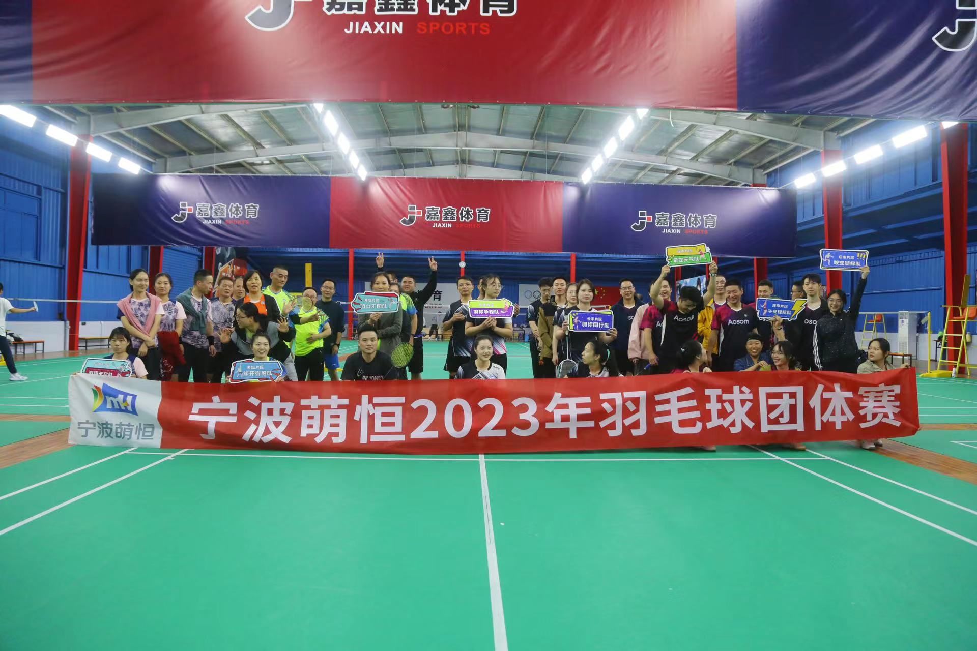 看，他們揮拍的姿勢真颯！