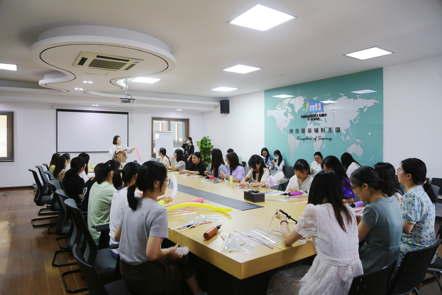 當(dāng)氣球遇上玉兔 | 國(guó)貿(mào)開(kāi)展中秋氣球DIY活動(dòng)